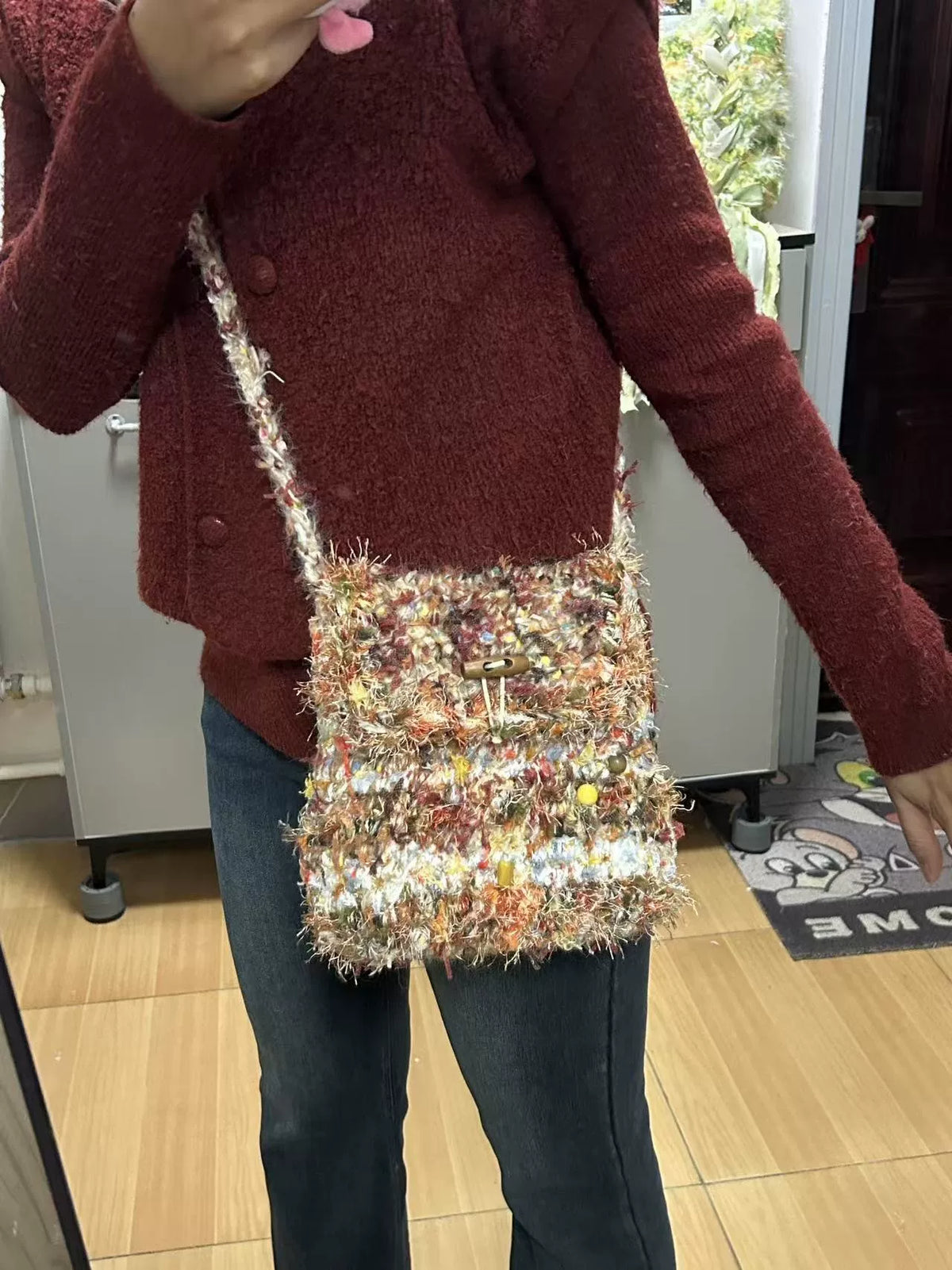 Flauschige Crossbody-Tasche in Mehrfarben