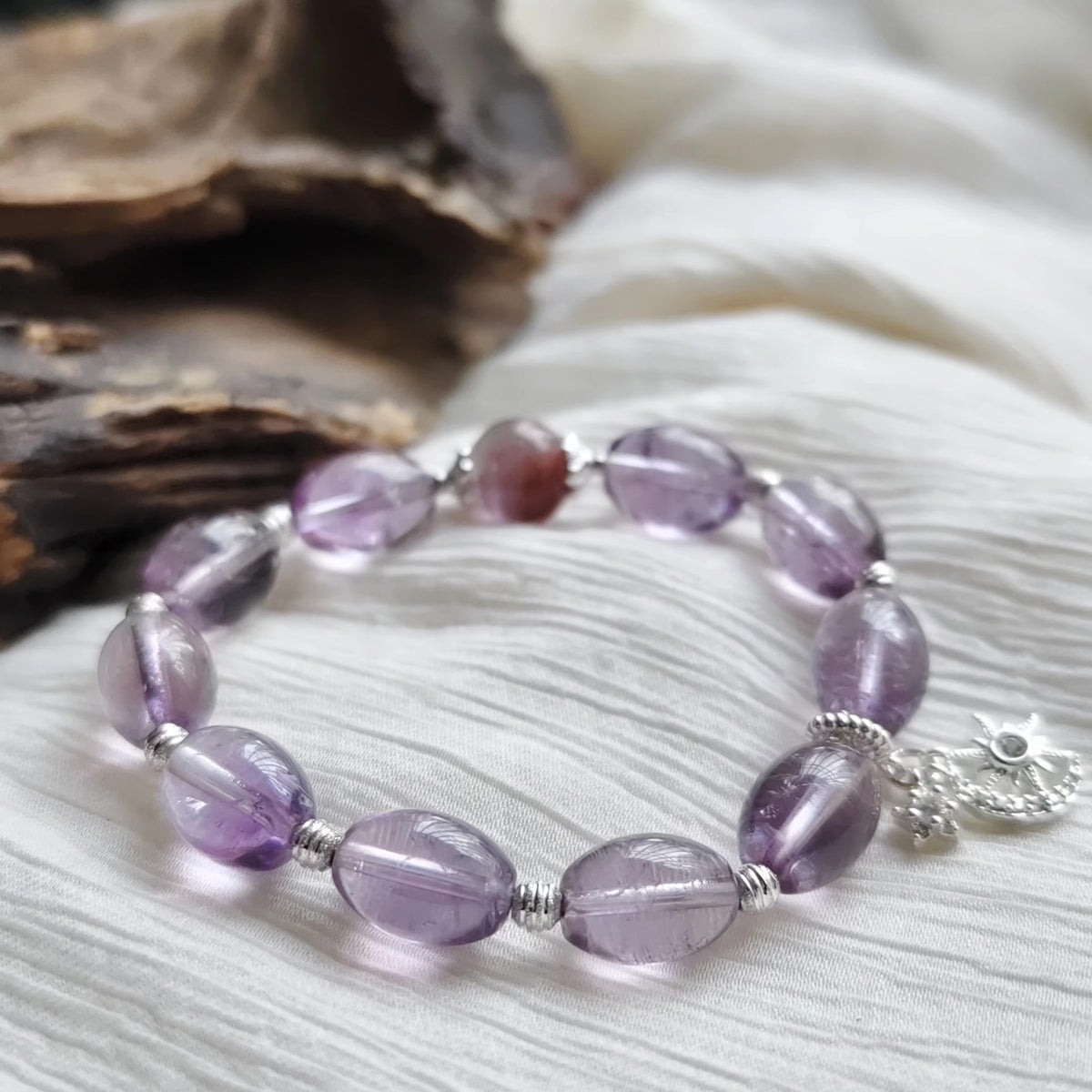 Armband mit violetten Phantom-Amethyst-Fassperlen