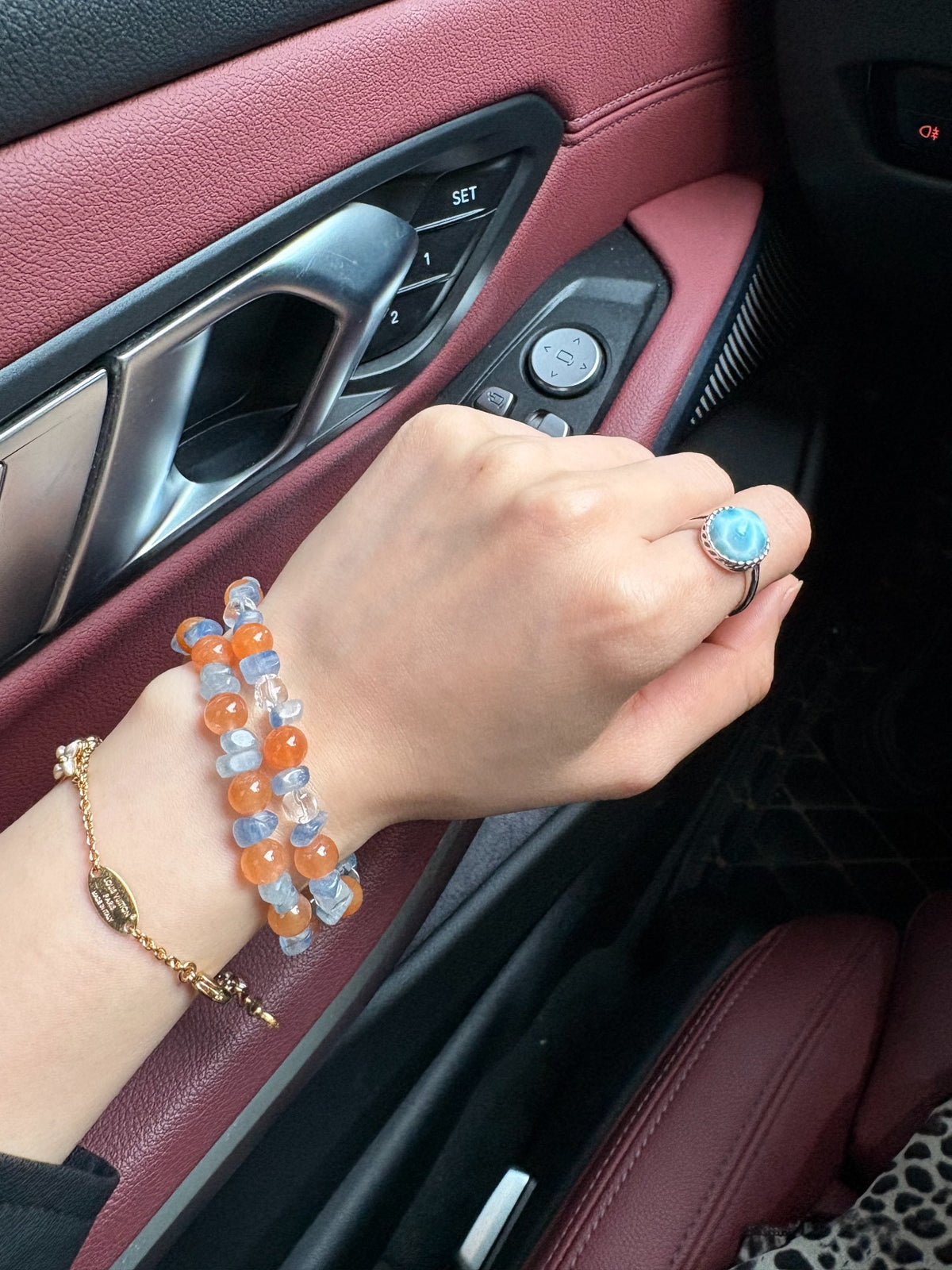 Parure de bracelets en perles rabbit hair orange et cyanite bleue