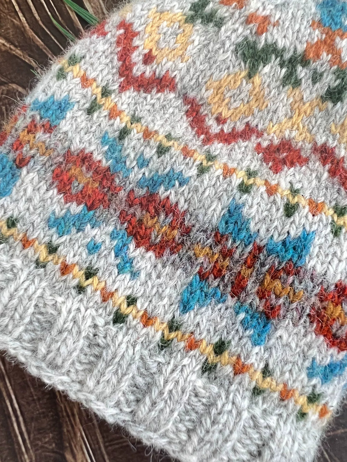 Handstickad mössa i ren ull med fair isle-mönster
