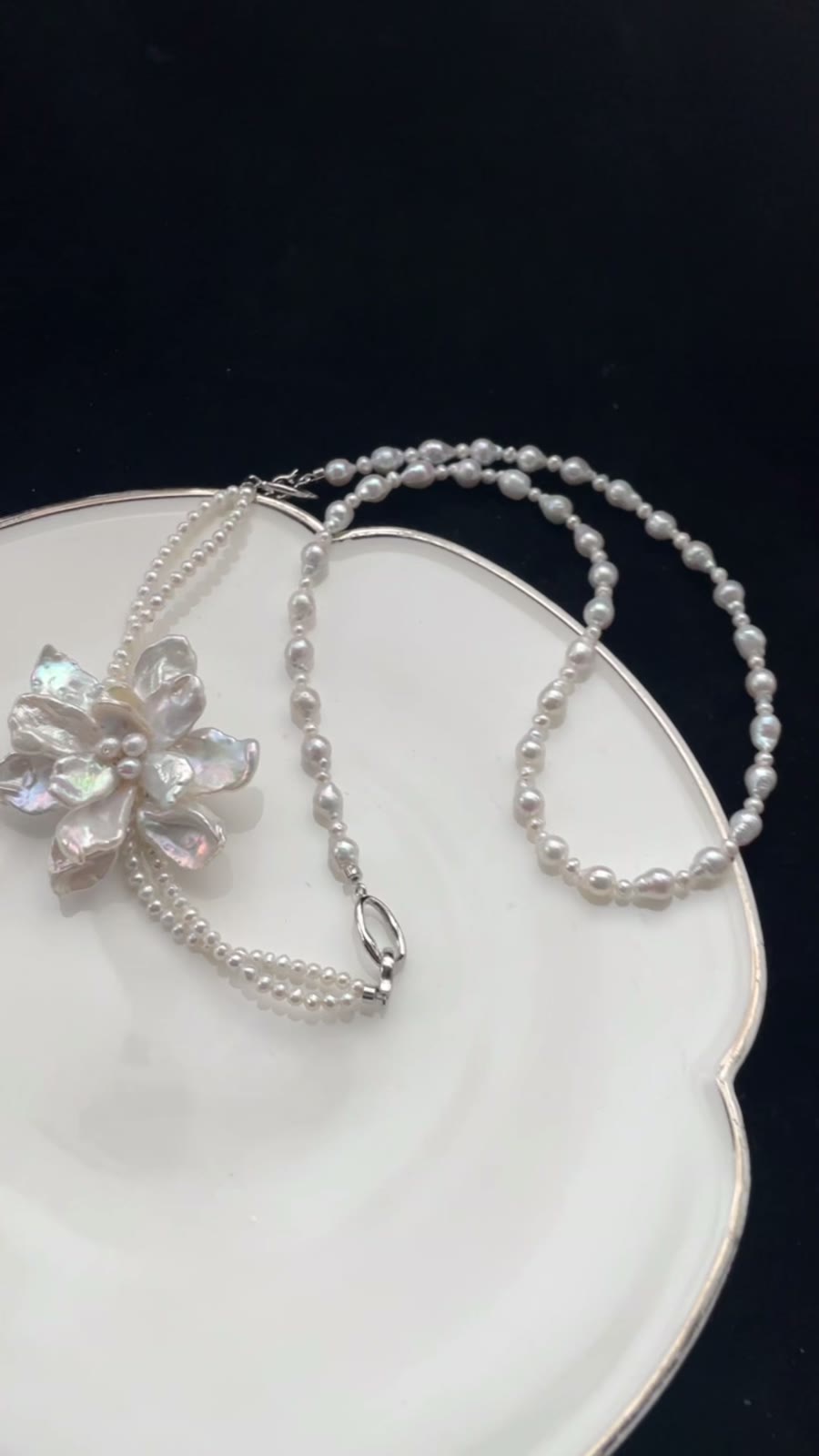 Collier fleur en perles baroques double porté