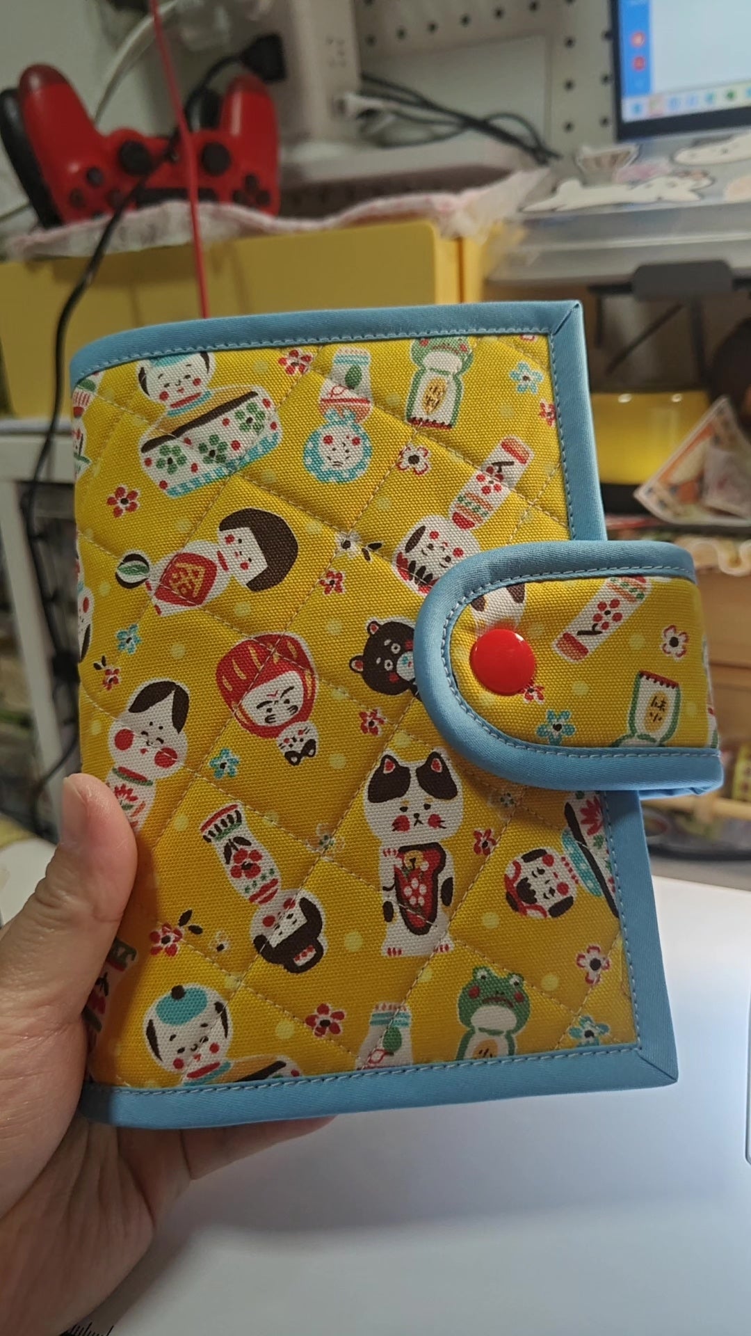 Copertina per quaderno A6 in tessuto trapuntato, fatta a mano