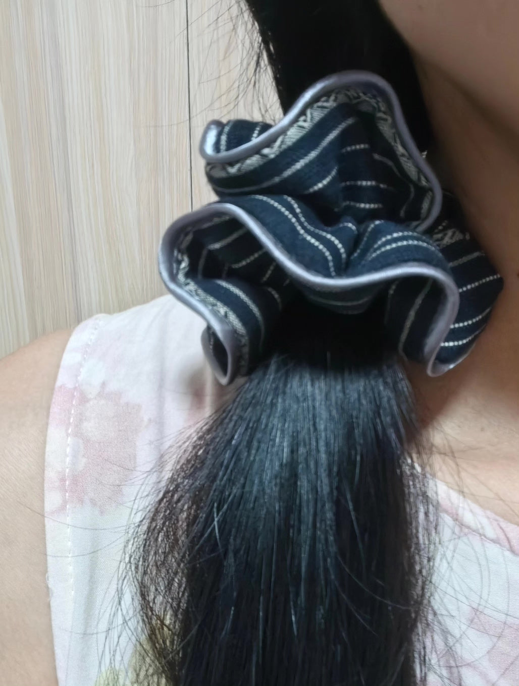 Hårscrunchie i tyg med svartvita ränder