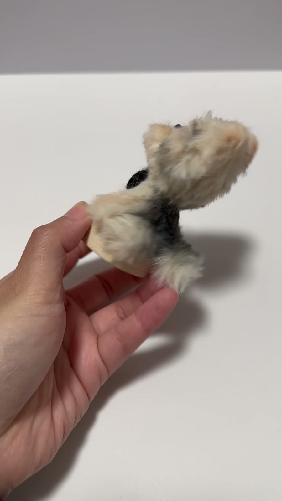 Estatueta de Peluche Yorkshire Terrier com Base de Madeira
