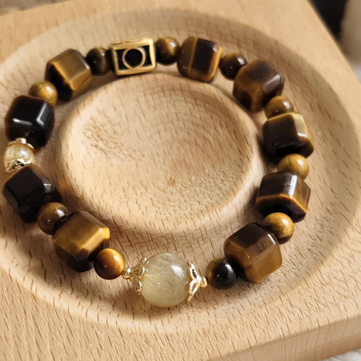 Bracelet cubes d'œil de tigre jaune et quartz rutilé doré