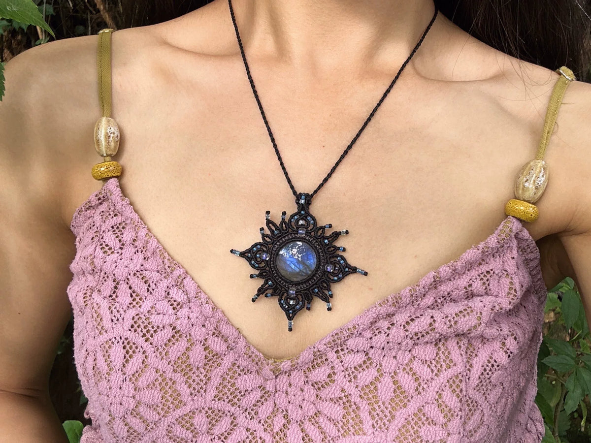 Labradorite makramé-halsband med svart snöre