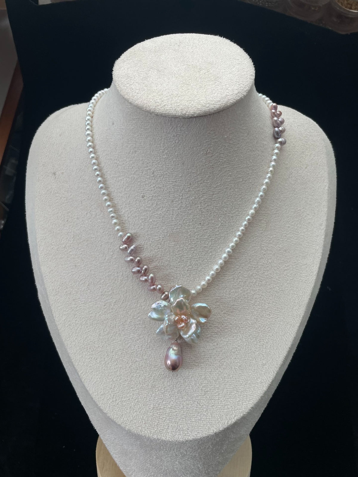 Collar de Perlas Naturales con Acentos Lavanda
