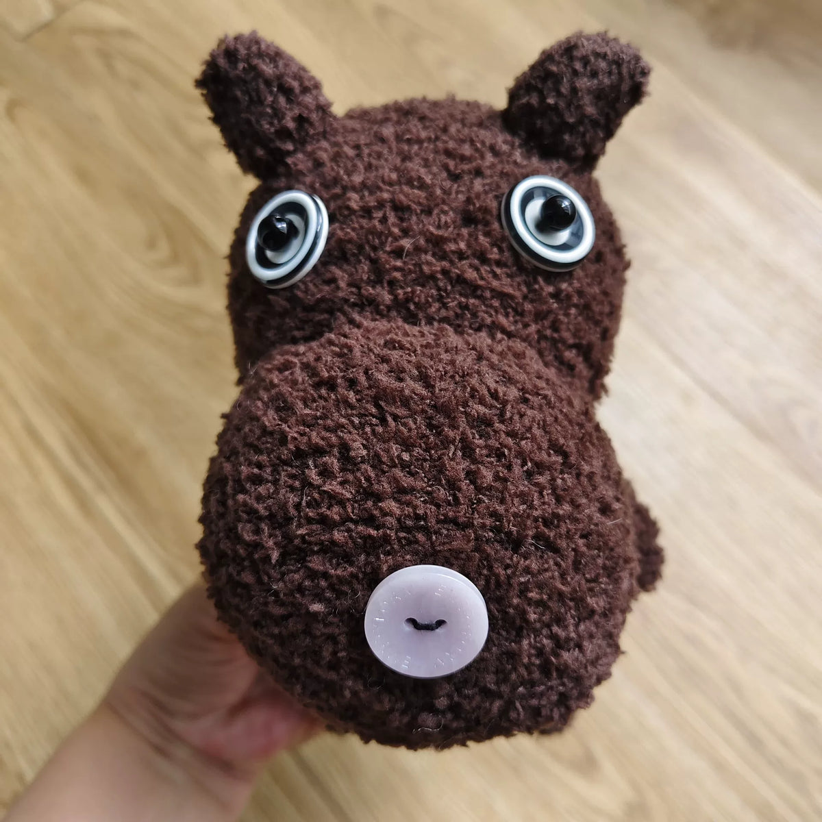 Mjuk flodhäst i brun loopad plush