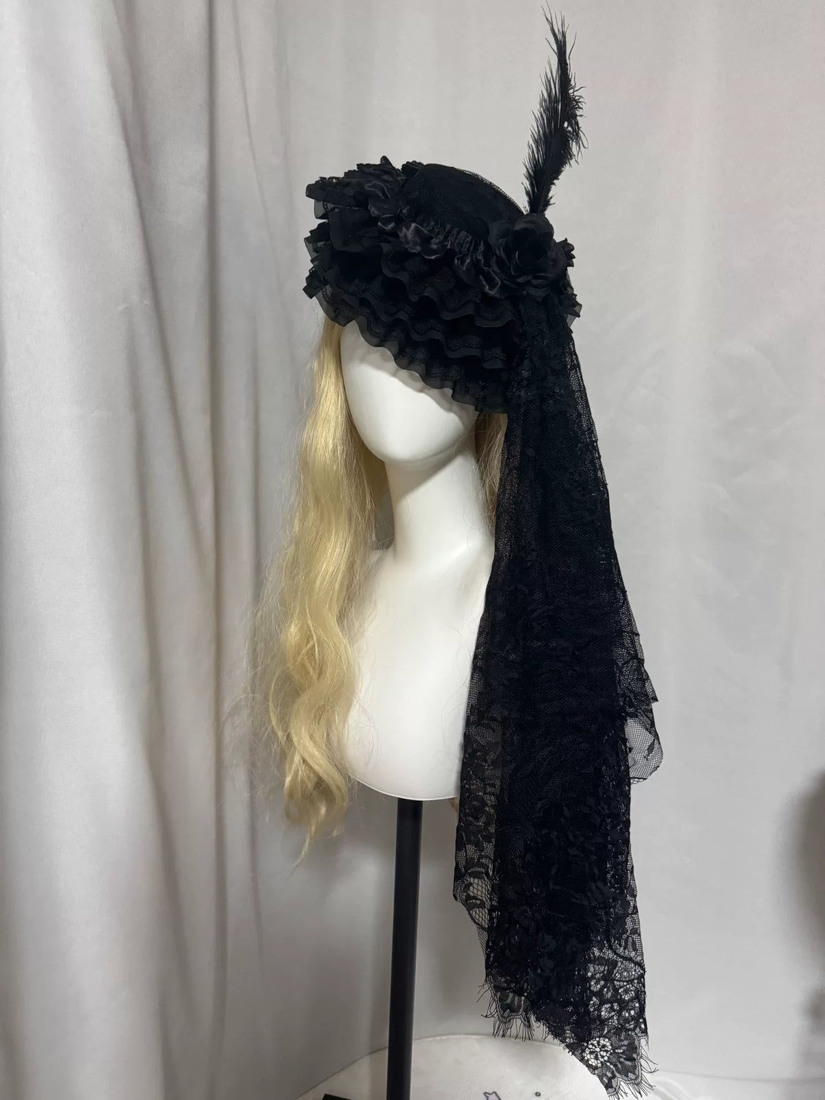 Chapeau gothique noir en dentelle avec rose et voile