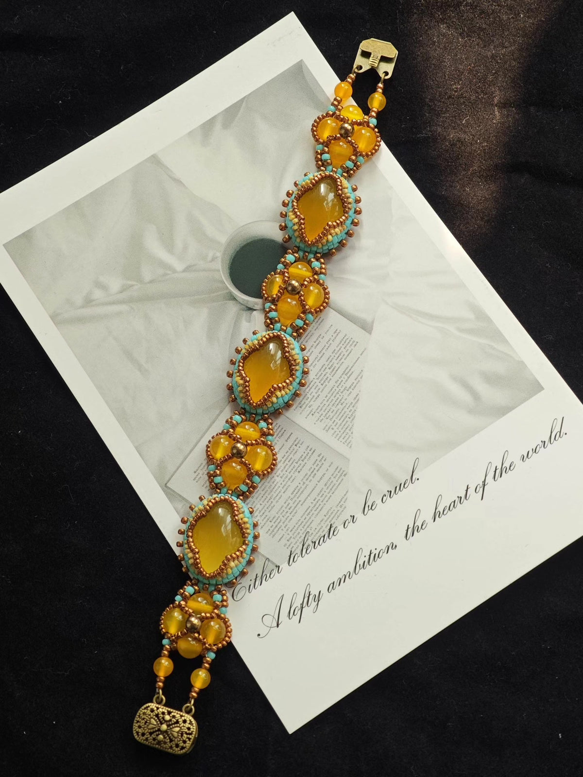 Bracelet perlé rétro avec pierre œil de chat verte