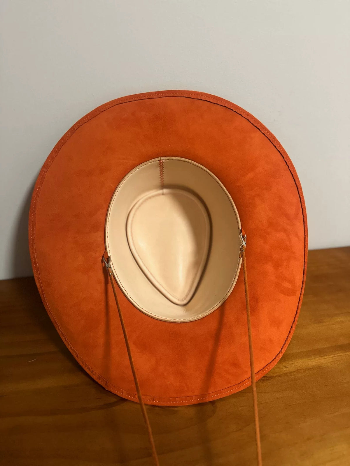 Orangefarbener Wildleder Cosplay-Hut mit rotem Perlenband