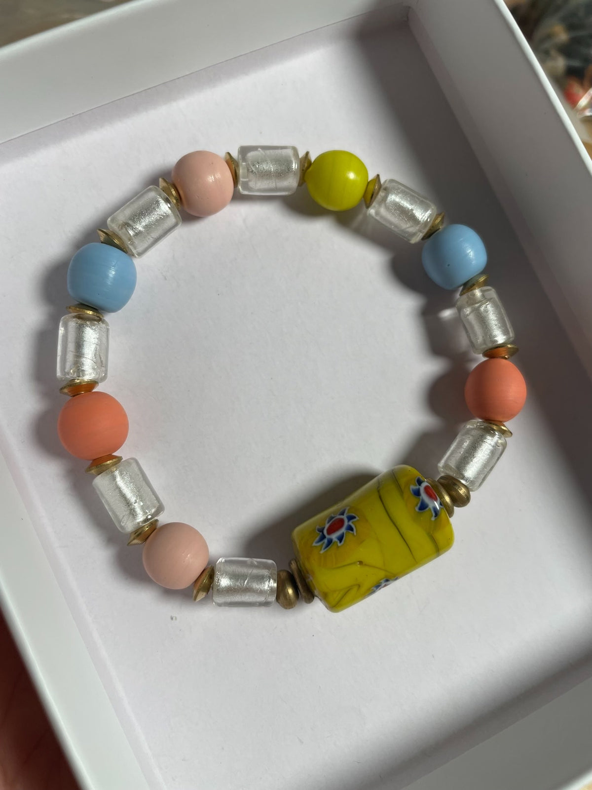 イエローのバレルビーズのハンドメイドビーズレスレット