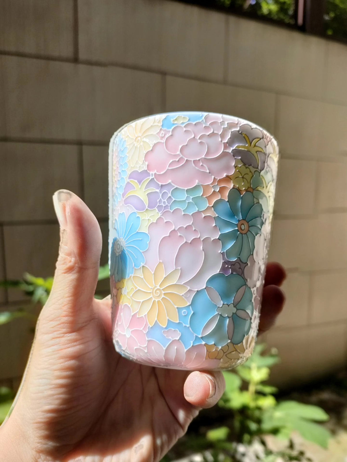 Handbemalte Porzellantasse mit Blumenmotiv