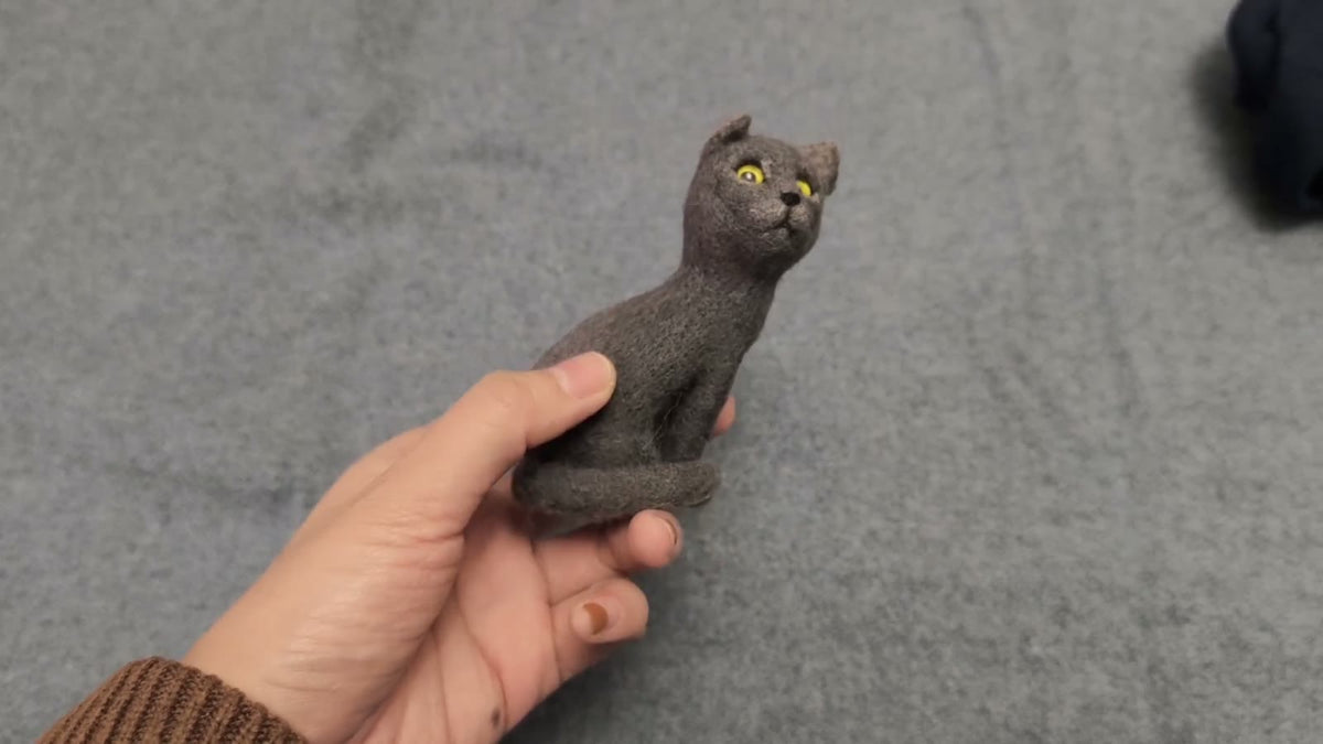 手作りウールフェルト グレーの猫フィギュア