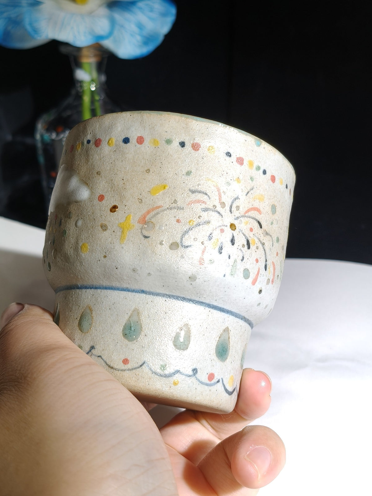 手描き下絵付け 雲と雨粒の陶器カップ
