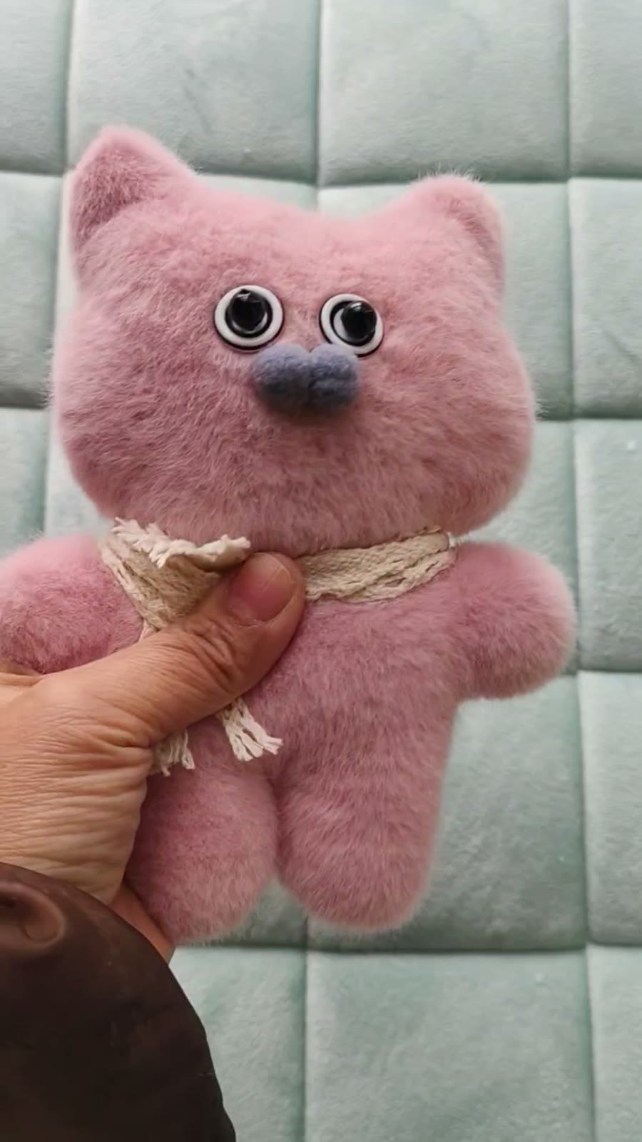 Handsydd rosa mjukiskkatt med pipa