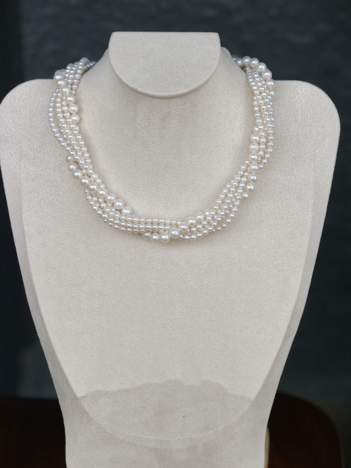 Collier tressé à six rangs de perles d'eau douce