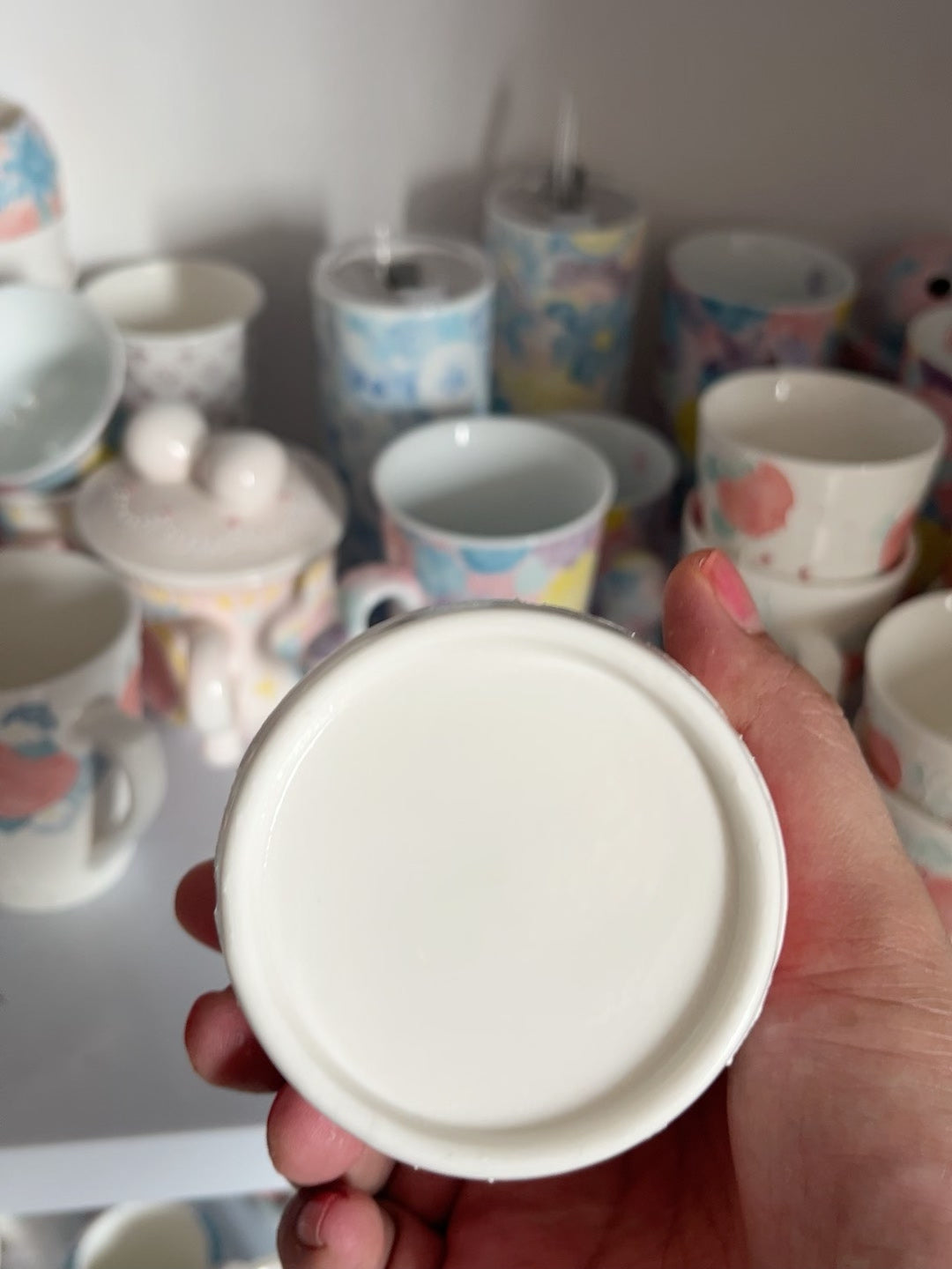 Handbeschchildde keramische beker met aardbei en konijn