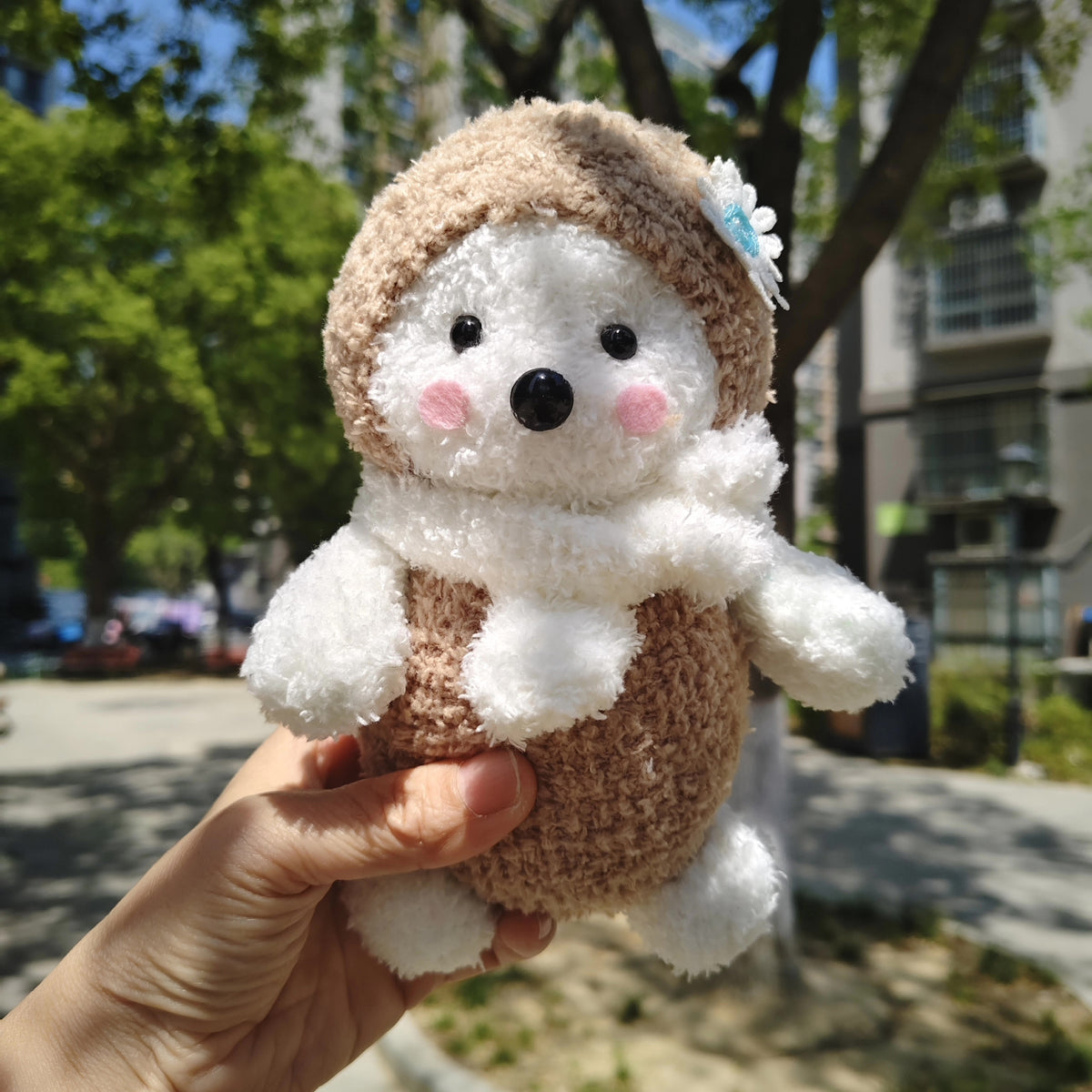 Poupée en peluche artisanale en chenille