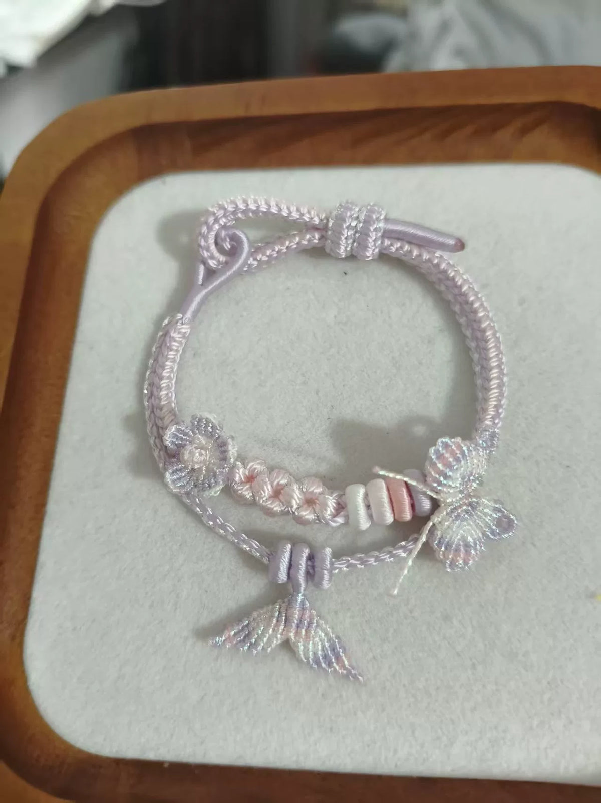 Pulseira Trançada à Mão Gradiente Roxo Rosa com Pingente de Borboleta