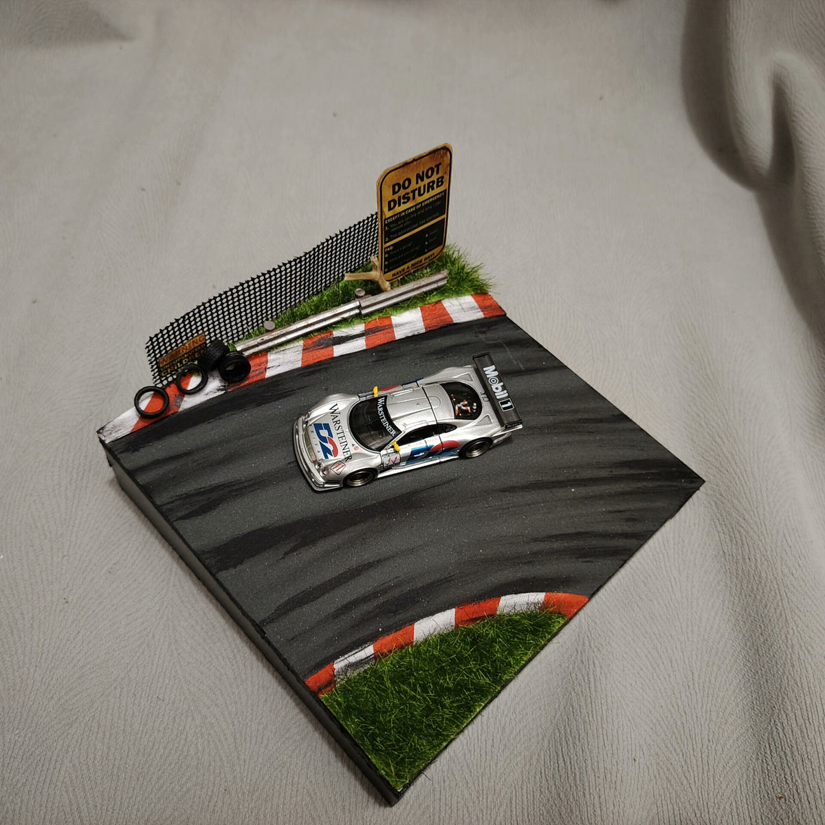 Base de diorama de circuit de course artisanale à l'échelle 1:64