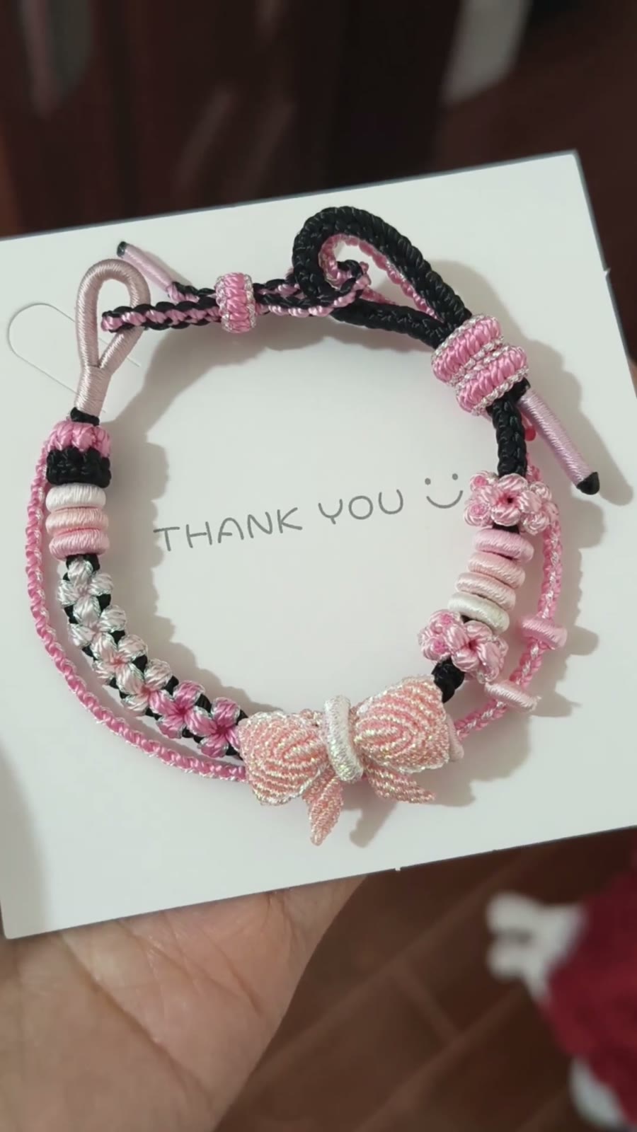 Handgewoven zwart-roze armband met stri