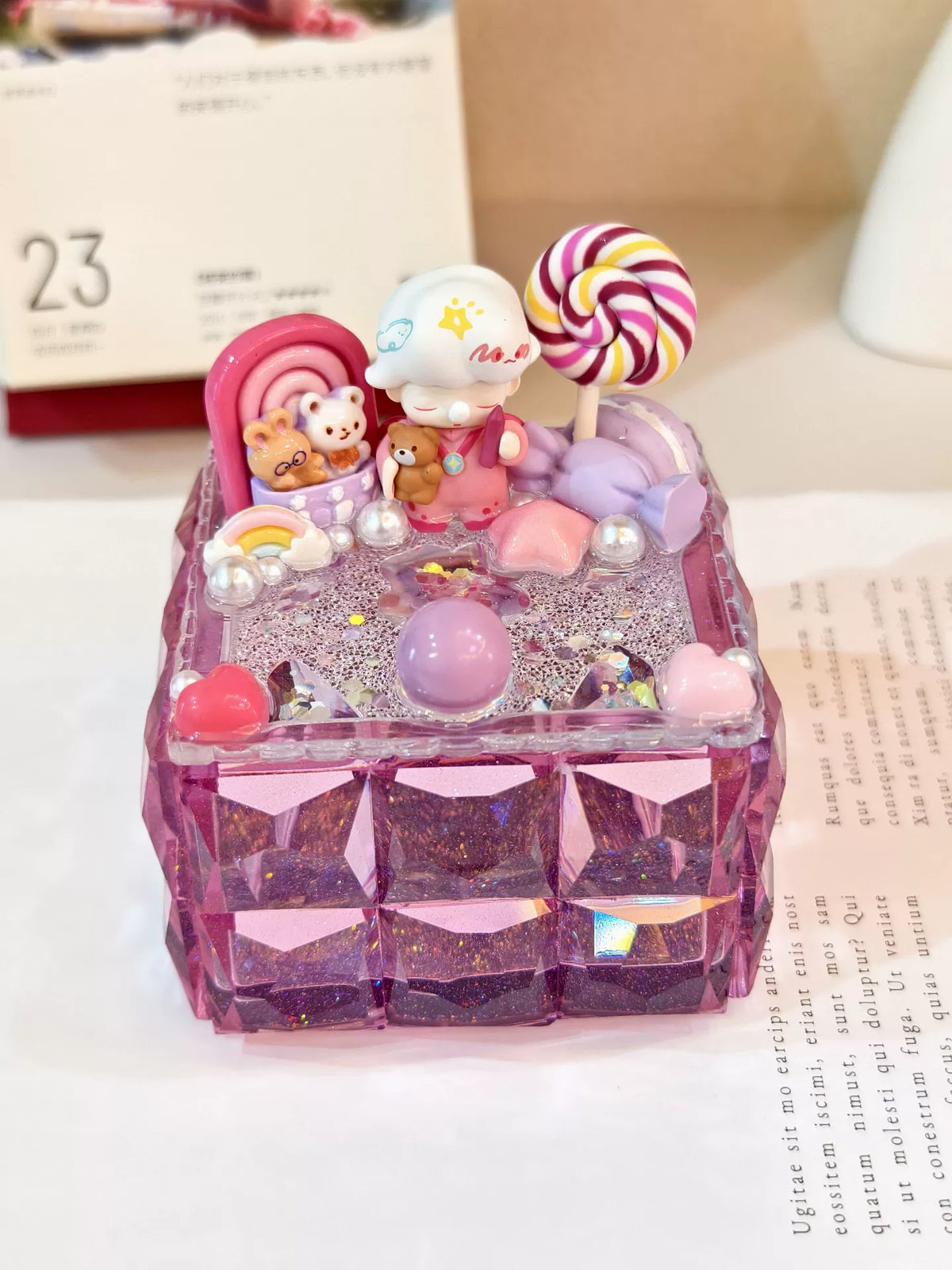 Boîte de rangement et support de téléphone violet facetté