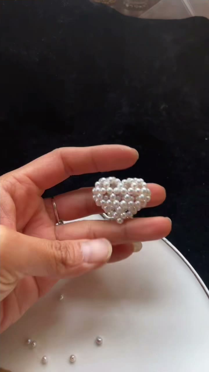 Coração Ornamentado em Pérolas Naturais Entrelaçadas Branco