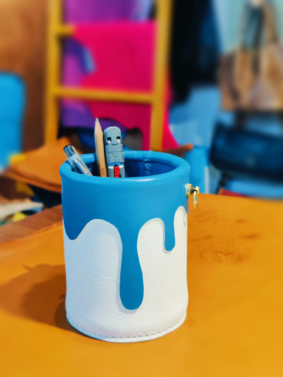 Porta-lápis em Pele Azul-Céu e Branco
