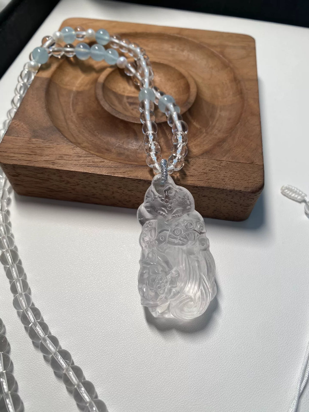 Klarkvarts halsband med räddad rävberlock
