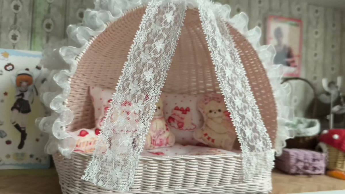 Miniatur-gewebte Rattan-Wiege mit Spitzenbaldachin