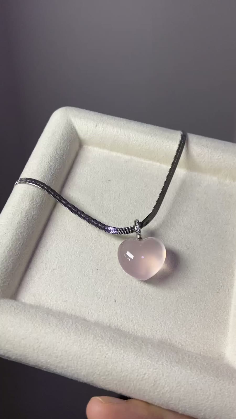 Collier pendentif cœur en cristal rose naturel