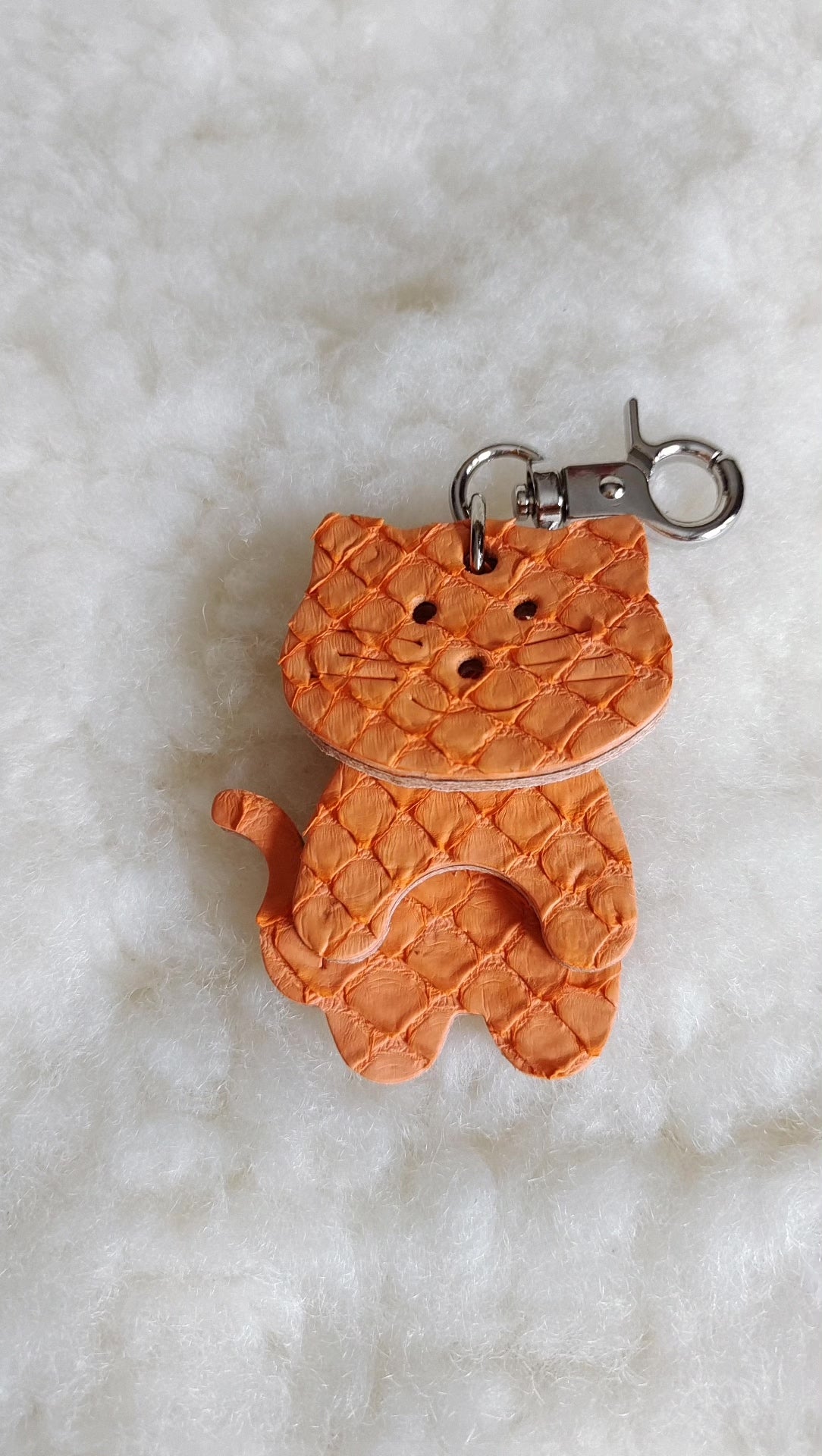 Chaveiro de Gato em Couro com Escamas de Dragão Laranja