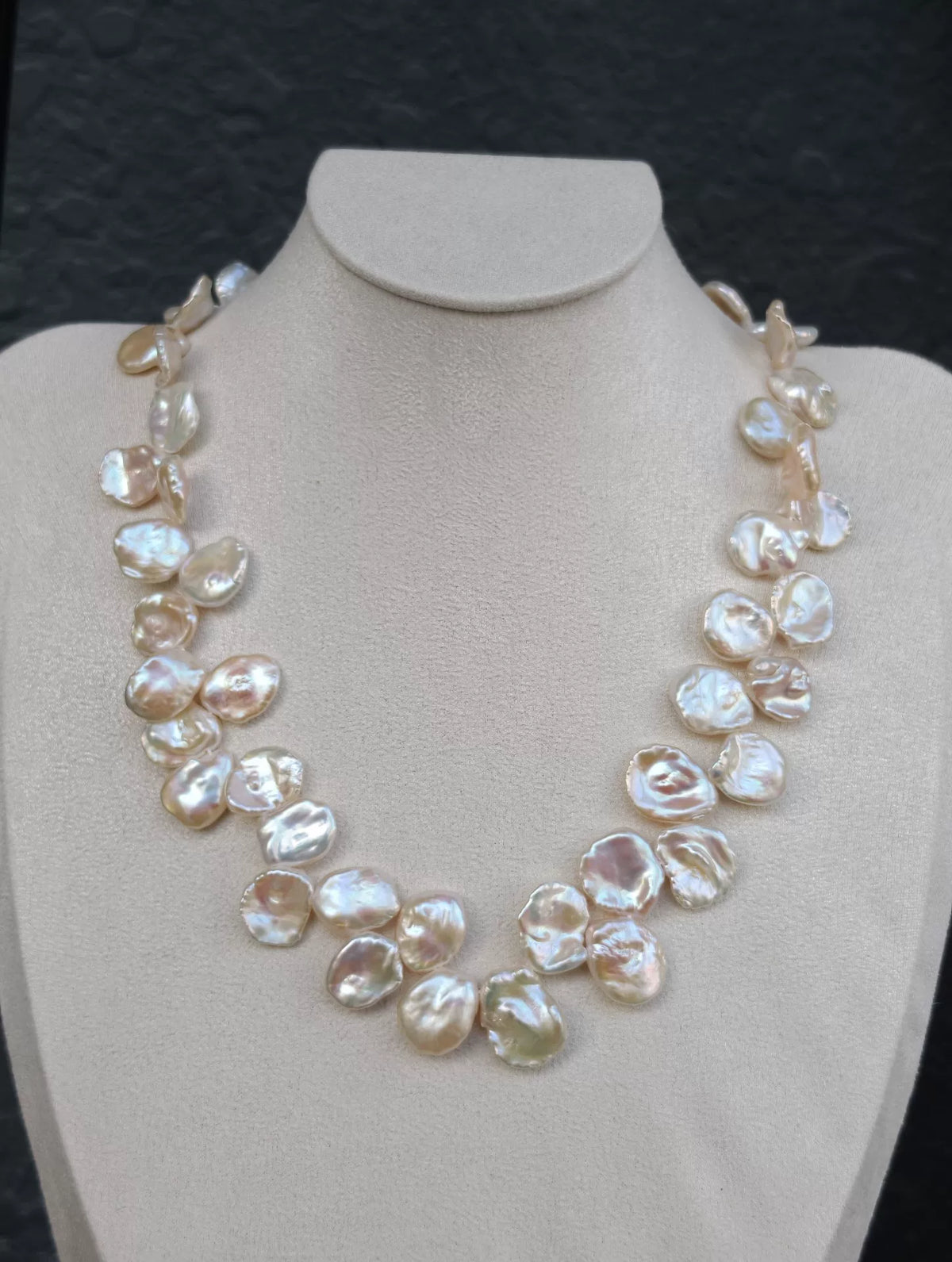 Collier de perles baroques blanches en pétales