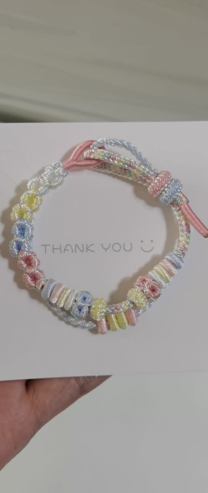 Pulseira Tecida à Mão com Gradiente e Flores
