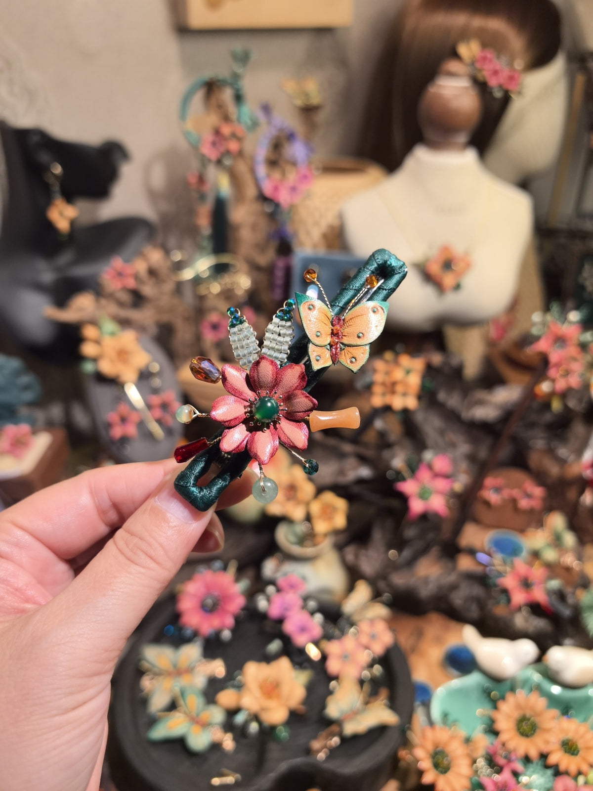 Gancho de Cabelo Artesanal de Couro com Flor e Borboleta