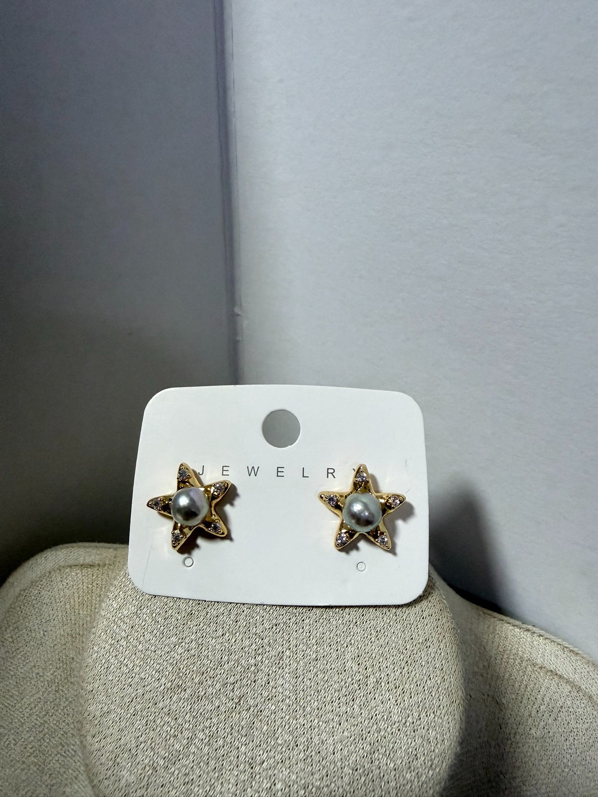 Goldfarbene Stern-Ocker mit grauer Perle