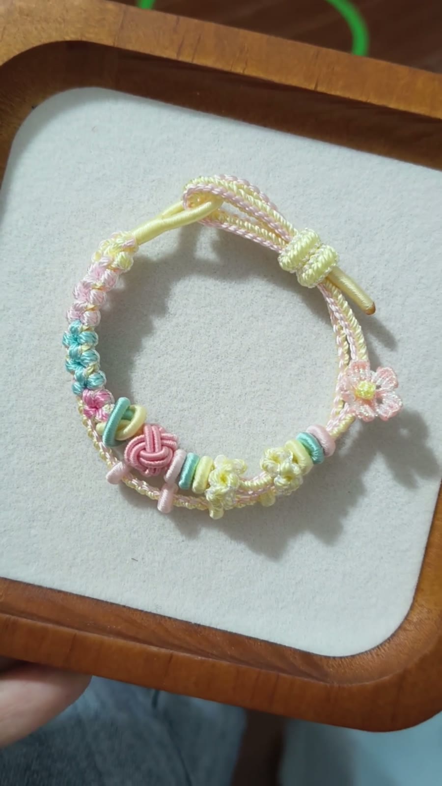 Pulseira Trançada à Mão Gradiente Pastel