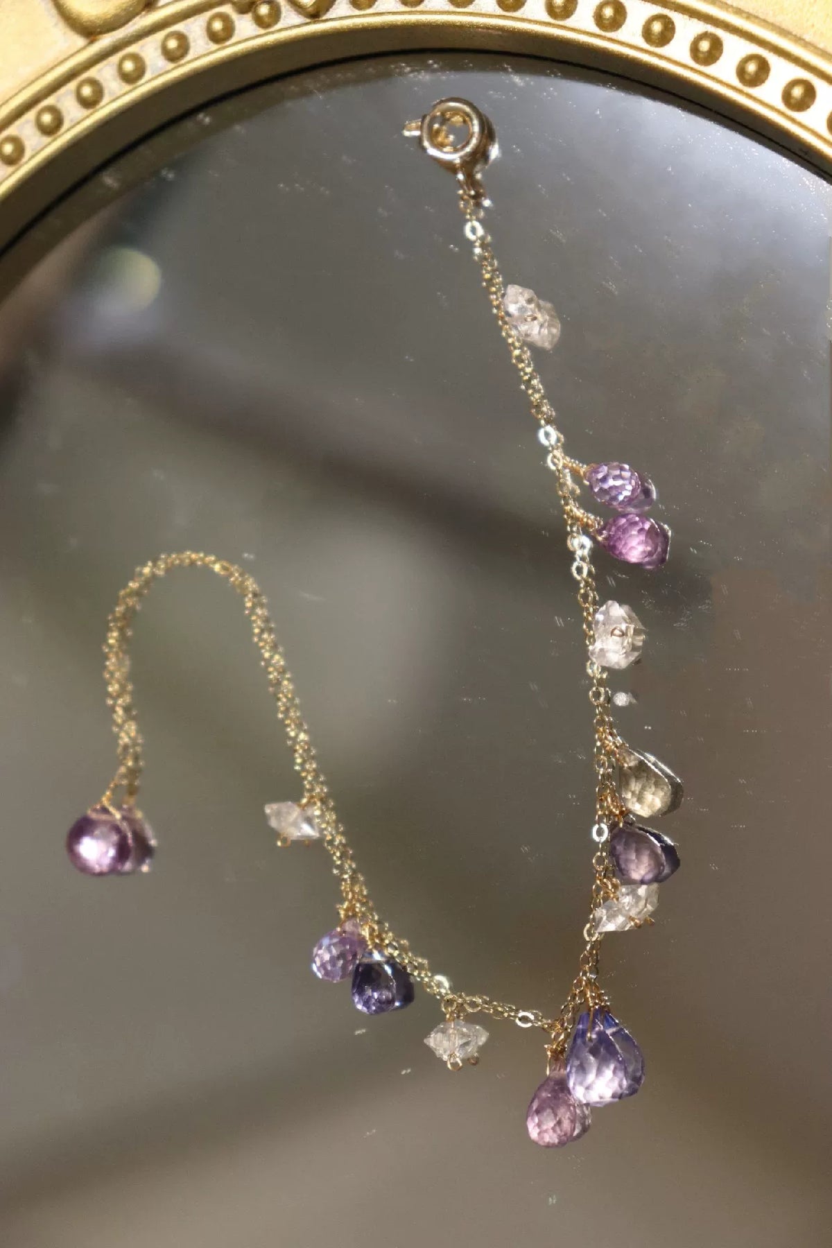 Braccialiale con charm in pietre dure e oro riempito