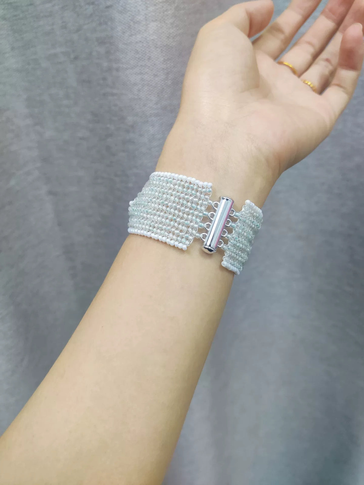 Bracelet jonc en perles bleues