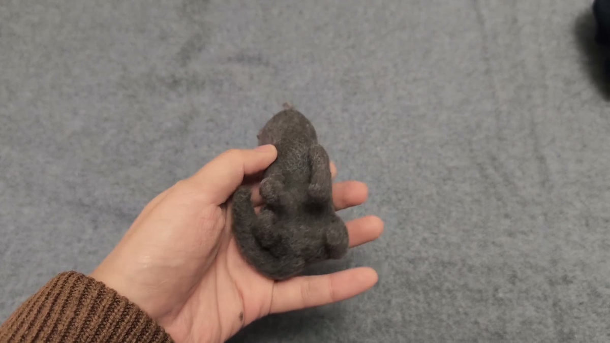 手作りウールフェルト グレーの猫フィギュア