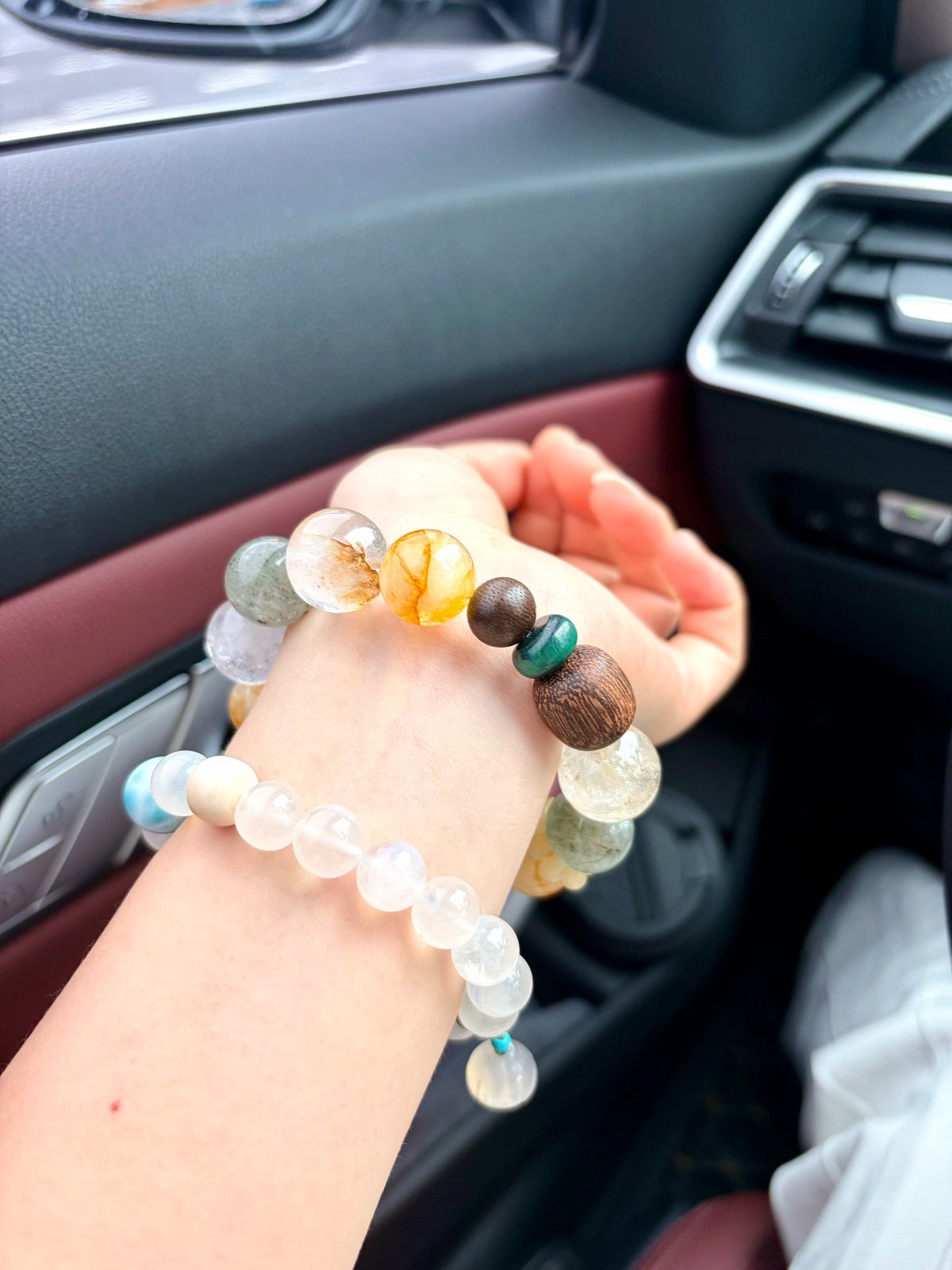 Handgefertigtes Stein-Holz-Perlenarmband