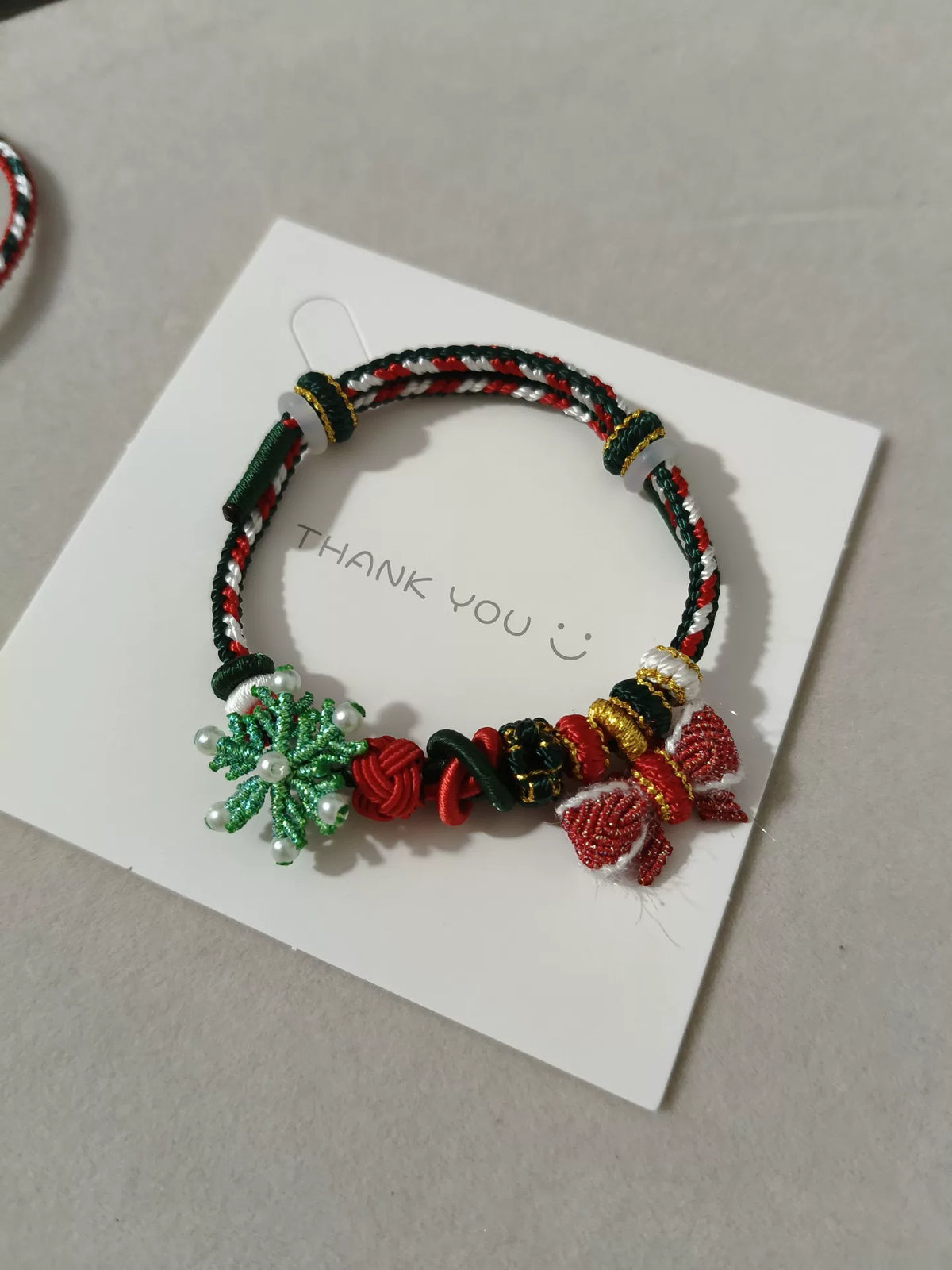 Bracelet de Noël tissé à la main flocon de neige et nœud rouge vert
