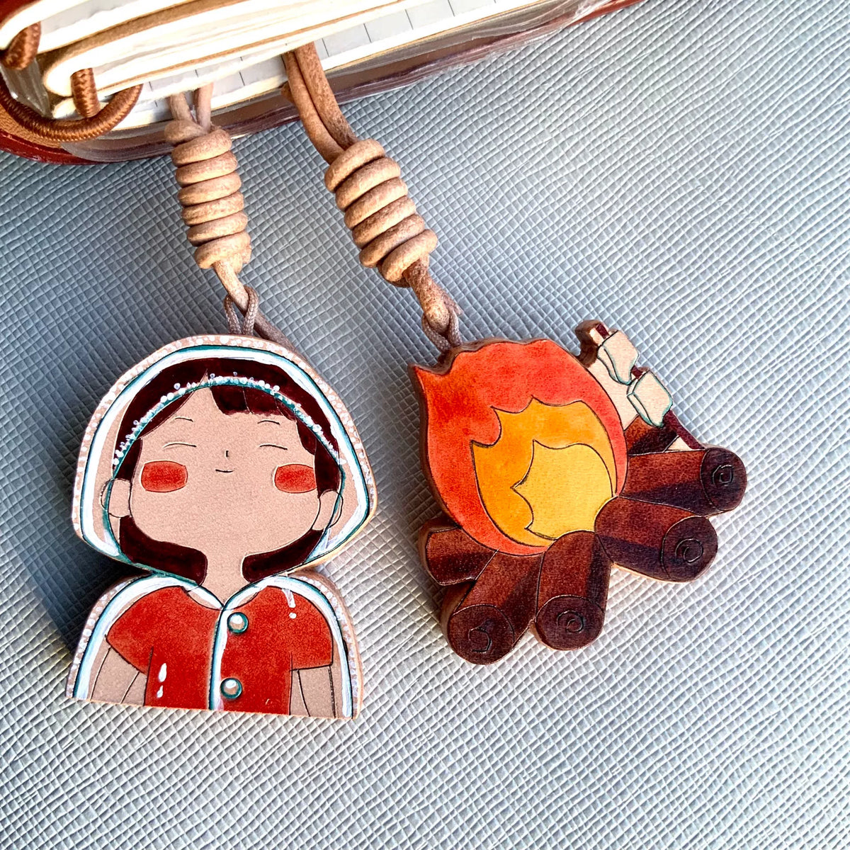 Leren camping charm-set met meisje en Luck