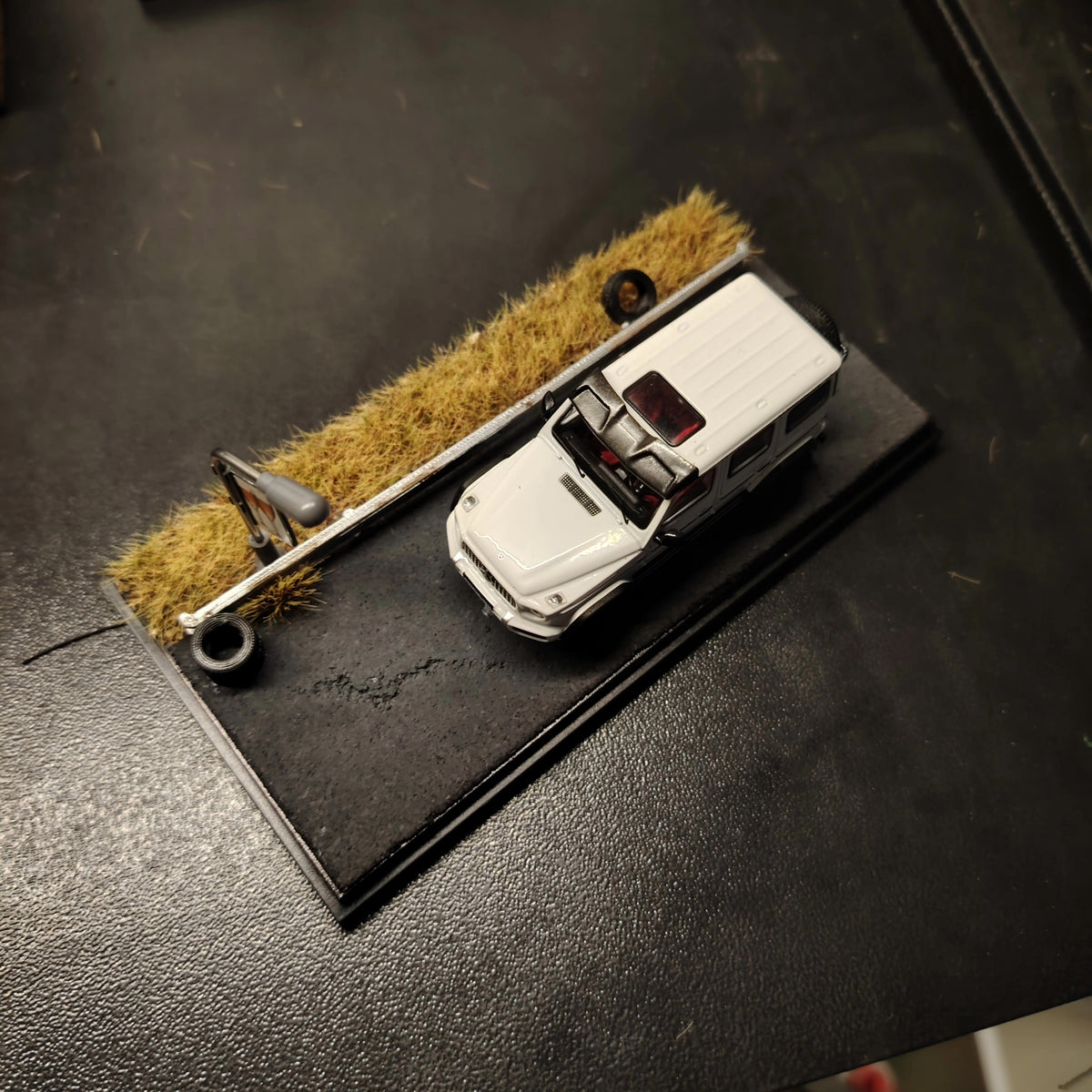 Diorama-bas med höstväg i skala 1:64