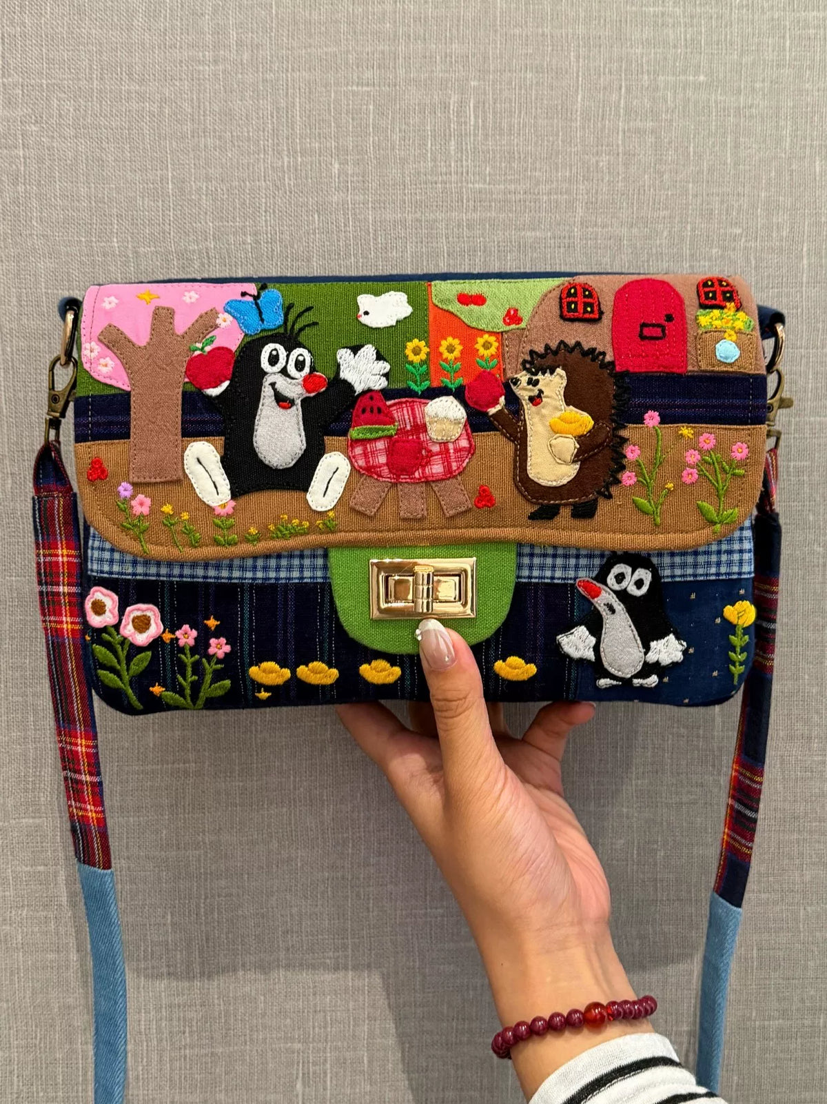 Mala de ombro artesanal bordada em patchwork com toupeira