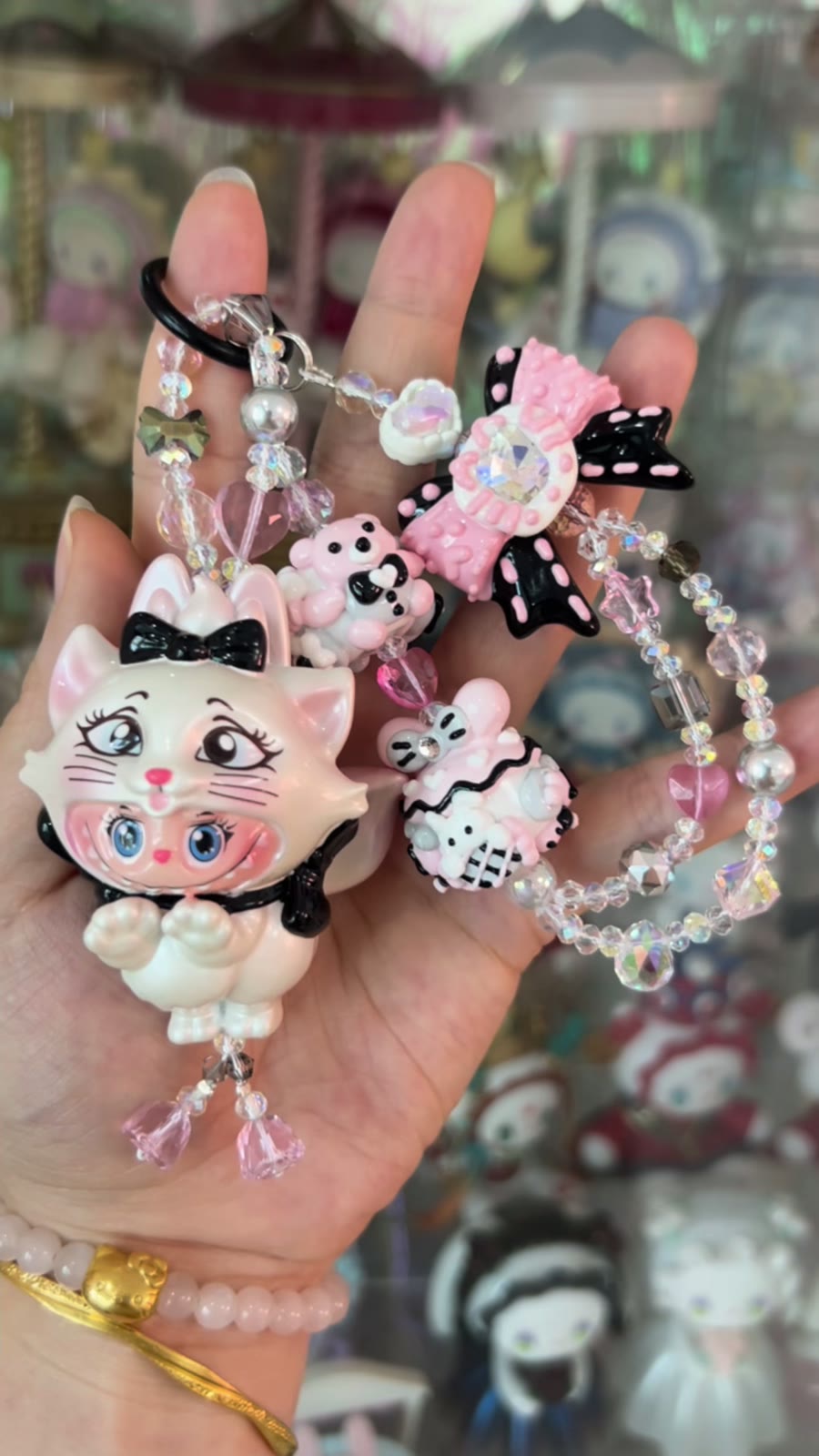 Pingente de Gato de Missçangas Pintado à Mano Preto e Rosa