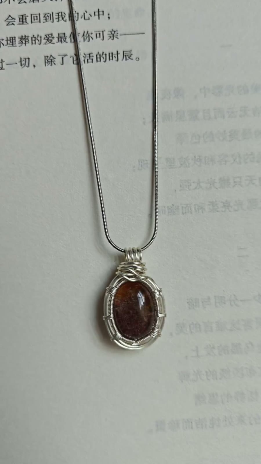 Collana con Pendente in Cristallo Ghost Avvolto nel Filo