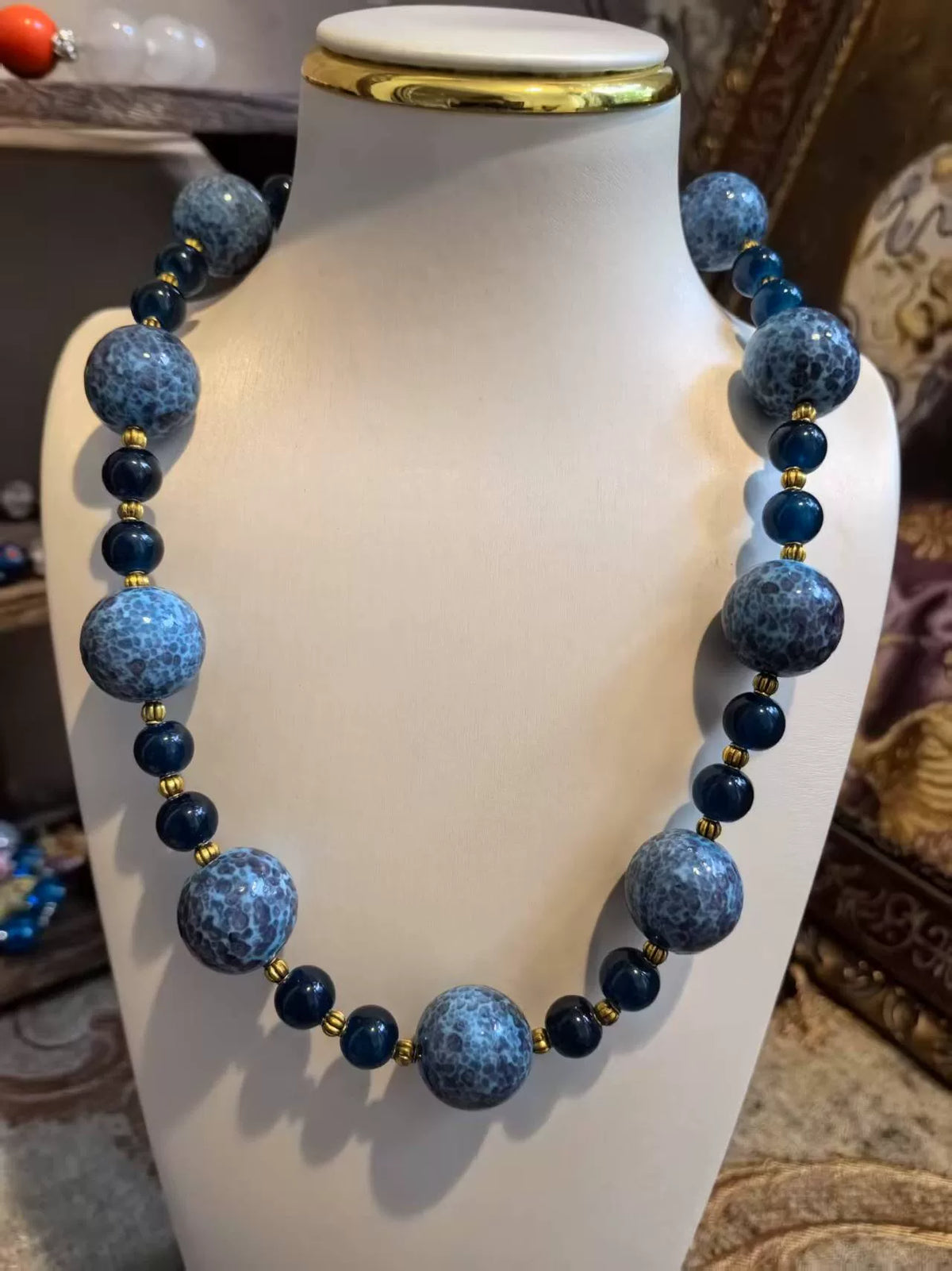 Collana con perle in vetro Blue Frog Skin