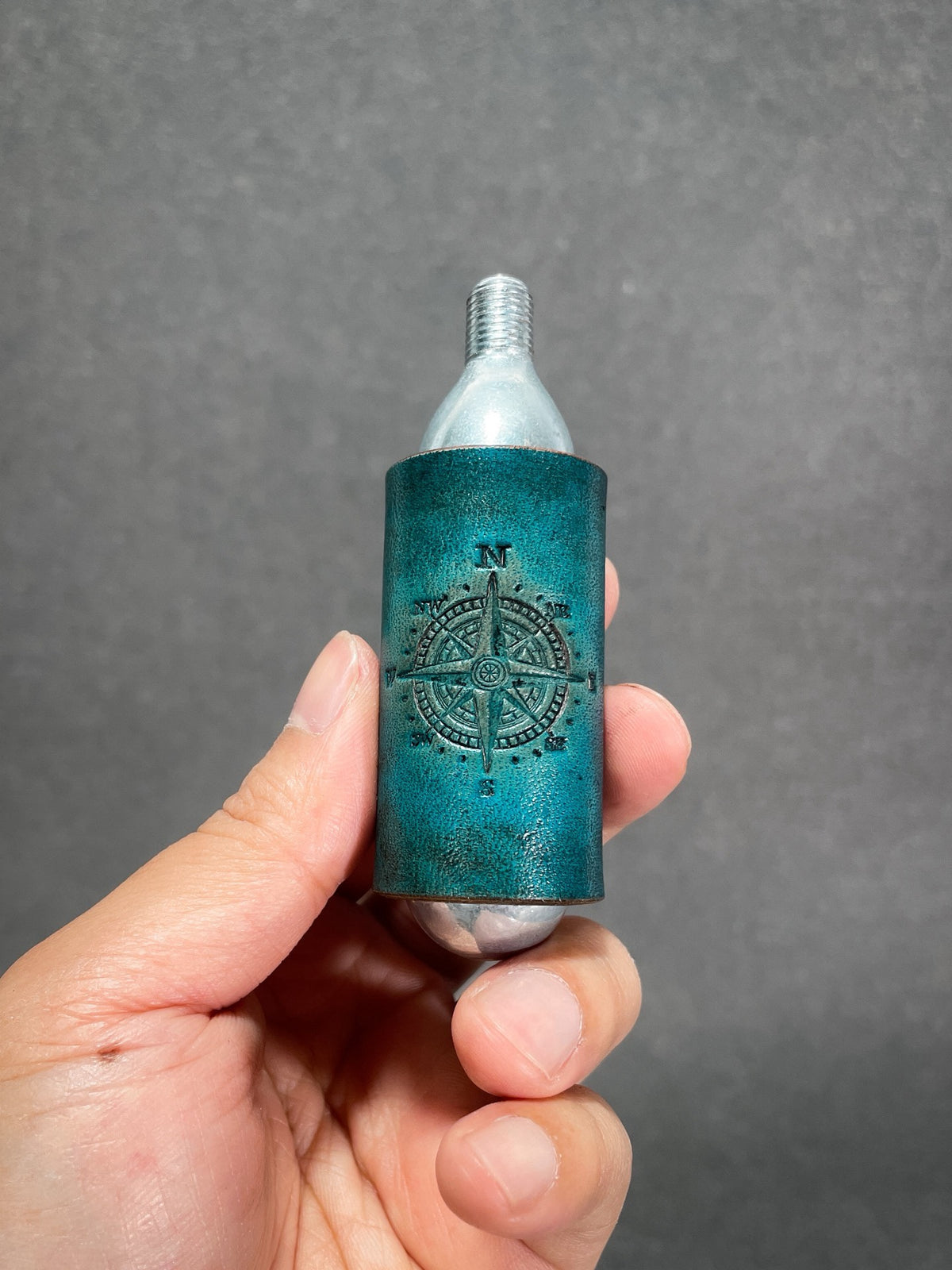 Étui en cuir vintage sarcelle pour cartouche CO2 de 16g